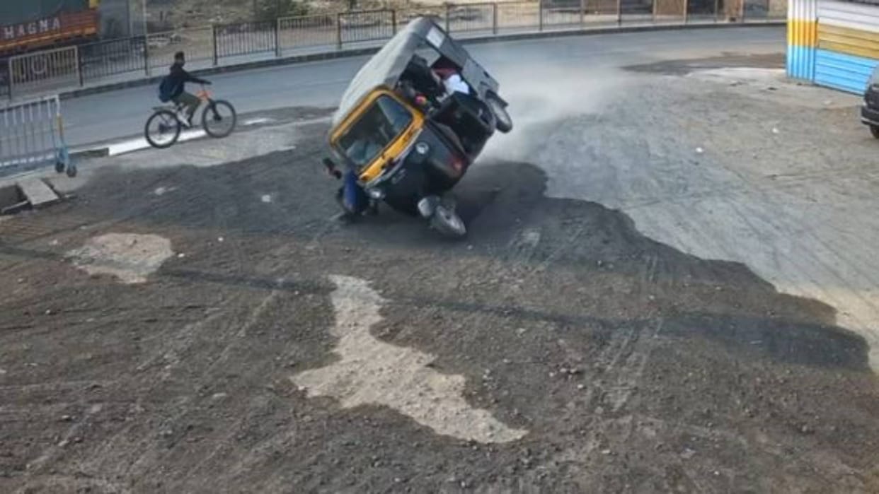 Damoh School Auto Overturned Auto carrying students in Damoh overturned horribly watch video