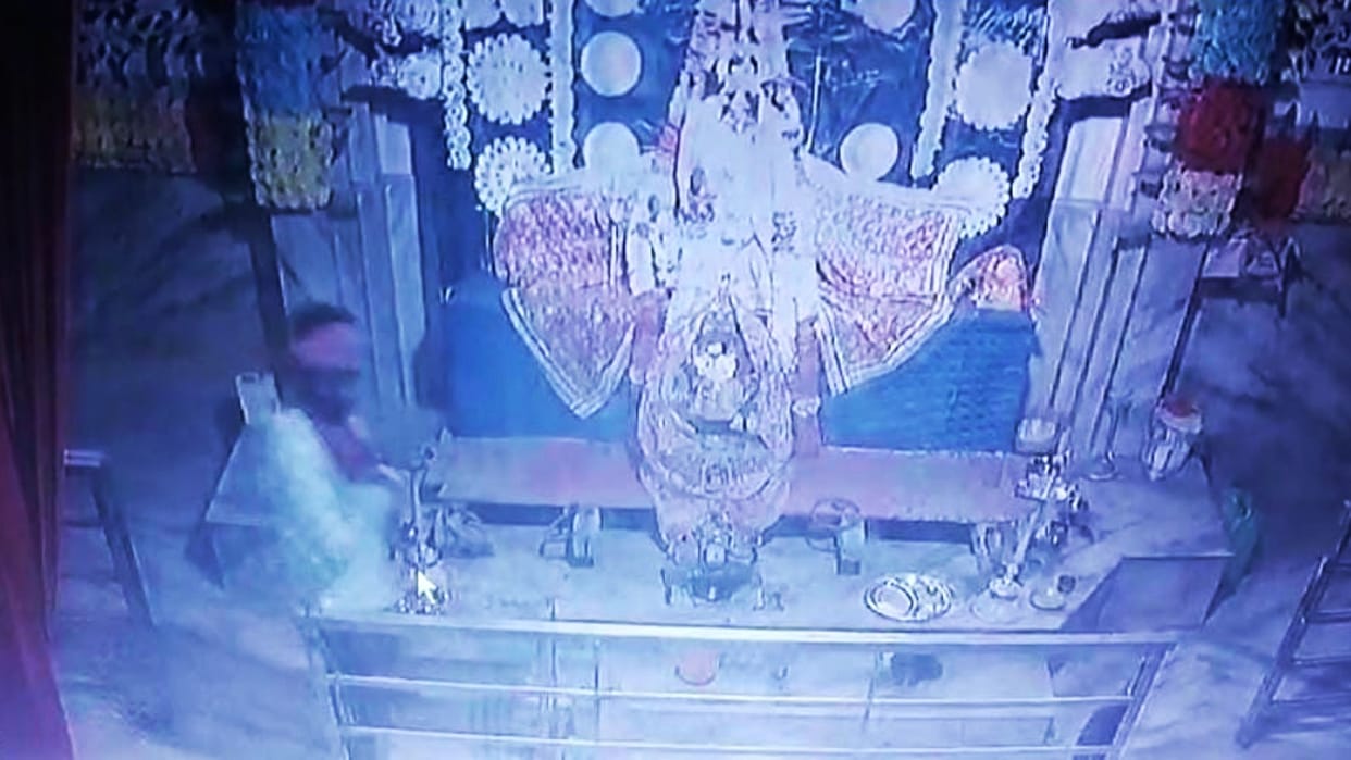 Munger Crime: thief first bowed down to feet of Maa Kali, then stole jewelry; incident captured in CCTV