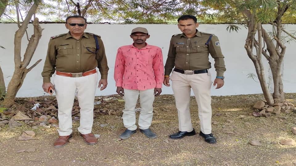 पुलिस की गिरफ्त में आरोपी
