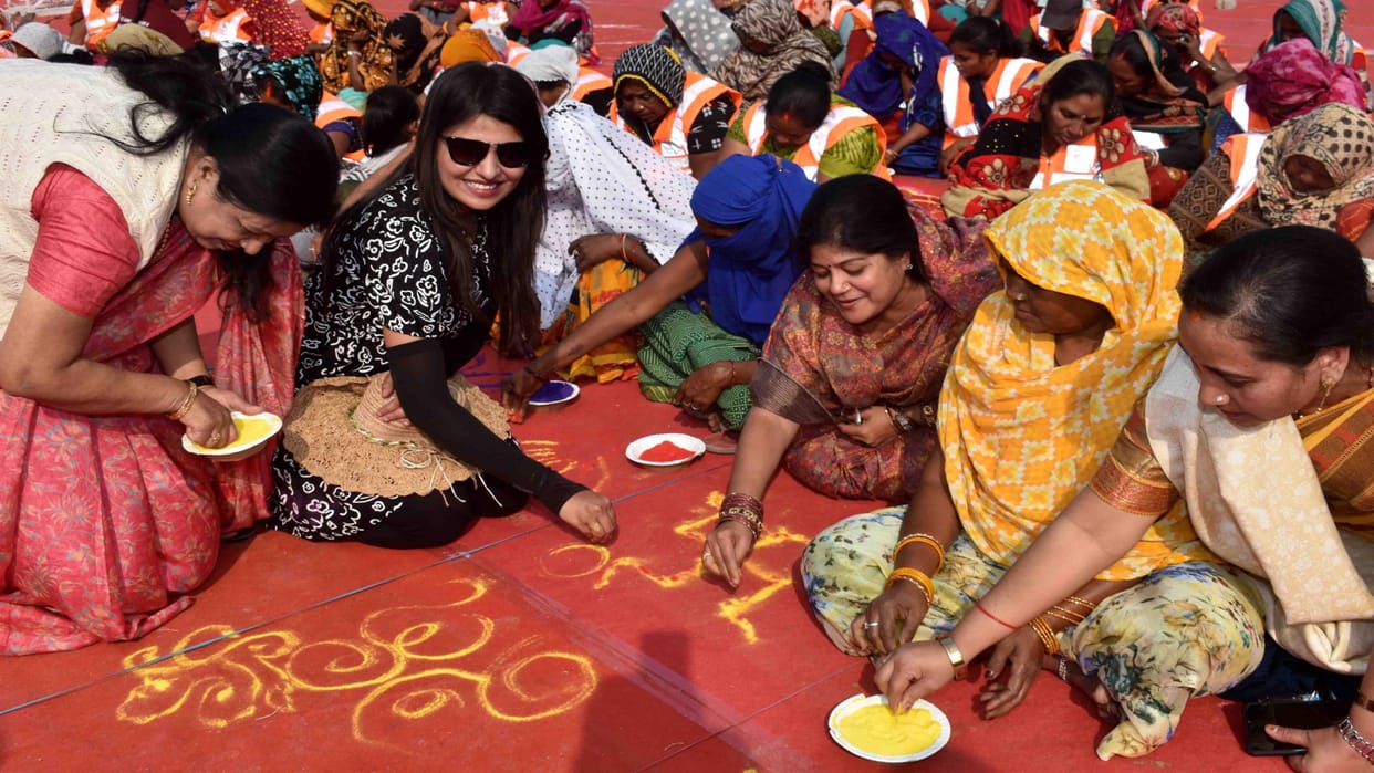 Rangoli being made with 11 tons of colour, will teach the message of cleanliness to the devotees Mahakumbh