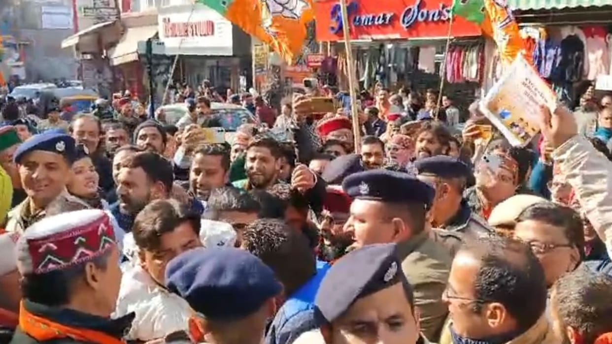 Solan There was a scuffle between BJP workers and police over burning the effigy of Sukhu Sarkar in Solan