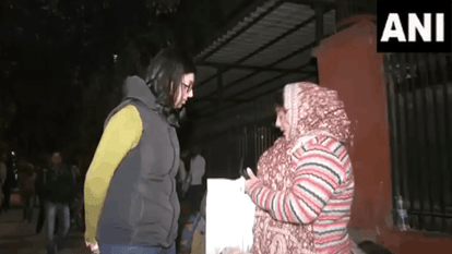 स्वाती मालीवाल ने मरीजों के परिजनों से की मुलाकात