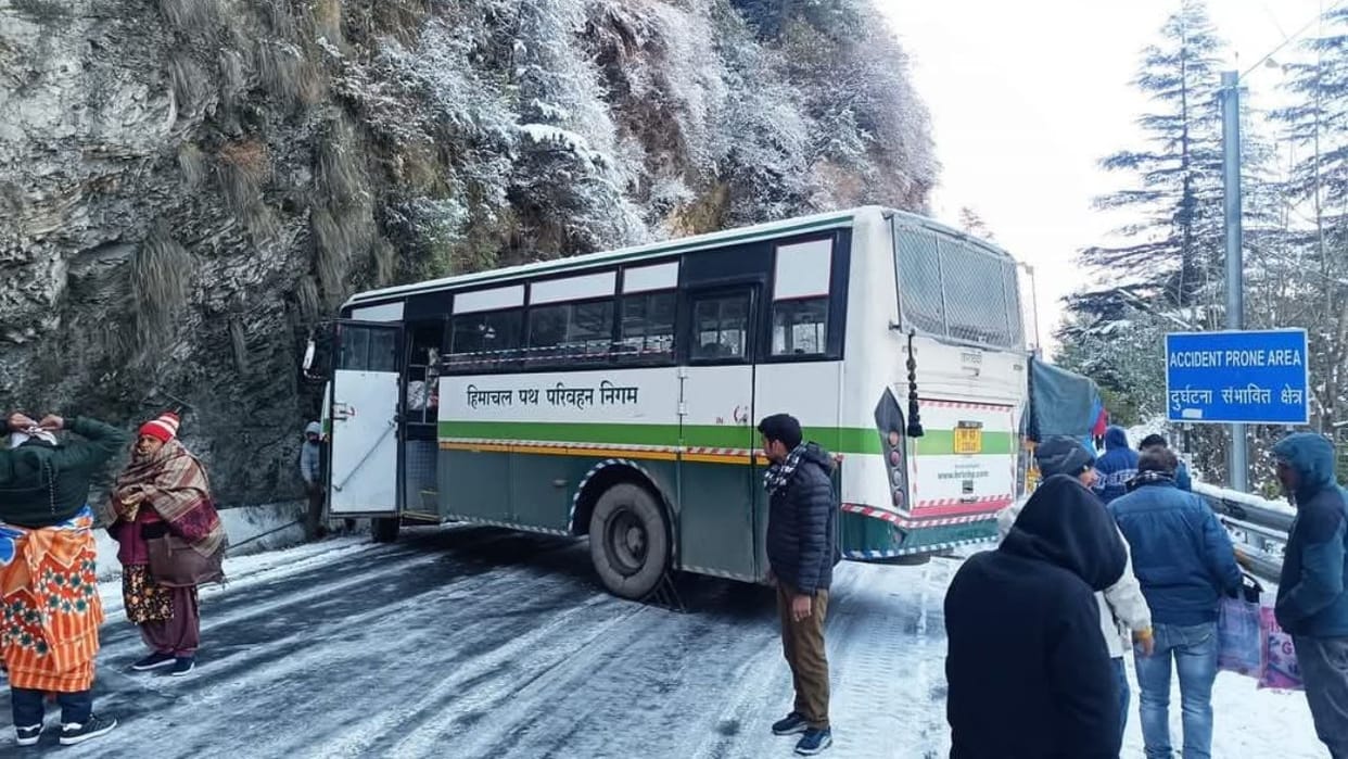 Himachal Snowfall 54 routes failed due to snowfall 28 buses stranded passengers troubled