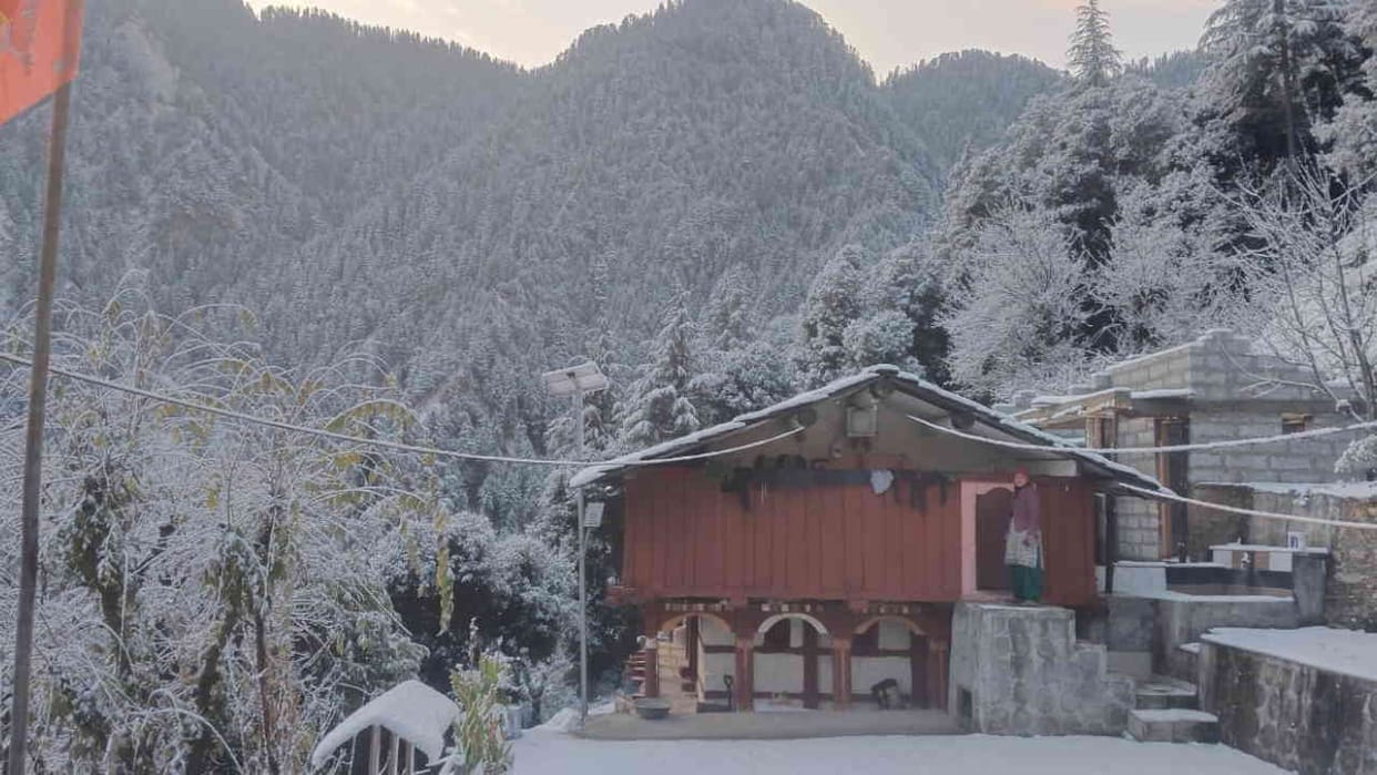 Alert after snowfall in Chakrata schools will remain closed from 25th rations are being stored in warehouses
