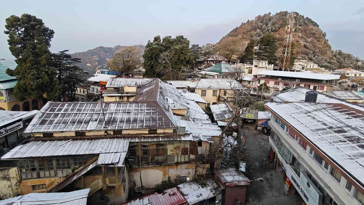 First snowfall of season in Mussoorie-Dhanaulti makes the day special for tourists Watch Photos