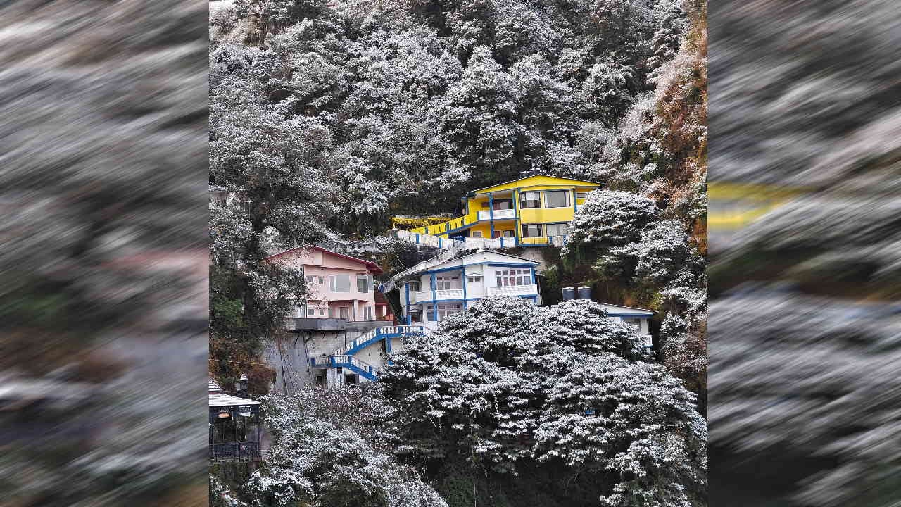 First snowfall of season in Mussoorie-Dhanaulti makes the day special for tourists Watch Photos