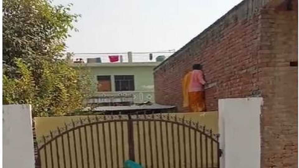 husband and mother-in-law did not allow her to enter housee woman used such trick