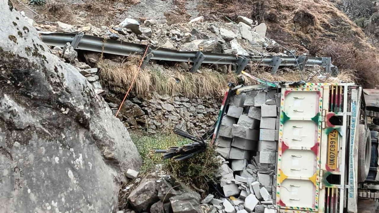 Vehicle crashed on Yamunotri road Uttarkashi Uttarakhand News in hindi