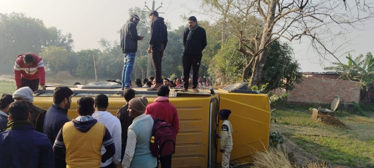 12 students injured in an accident in alalpur in Ambedkarnagar.