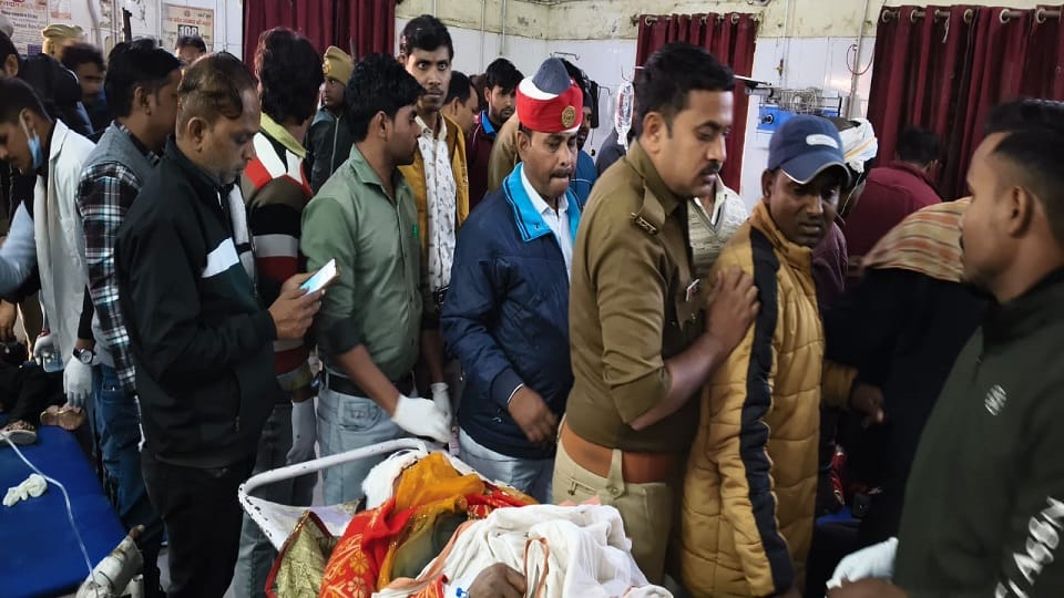Road Accident in UP Container and Max collide fiercely in Hathras many killed many injured in accident