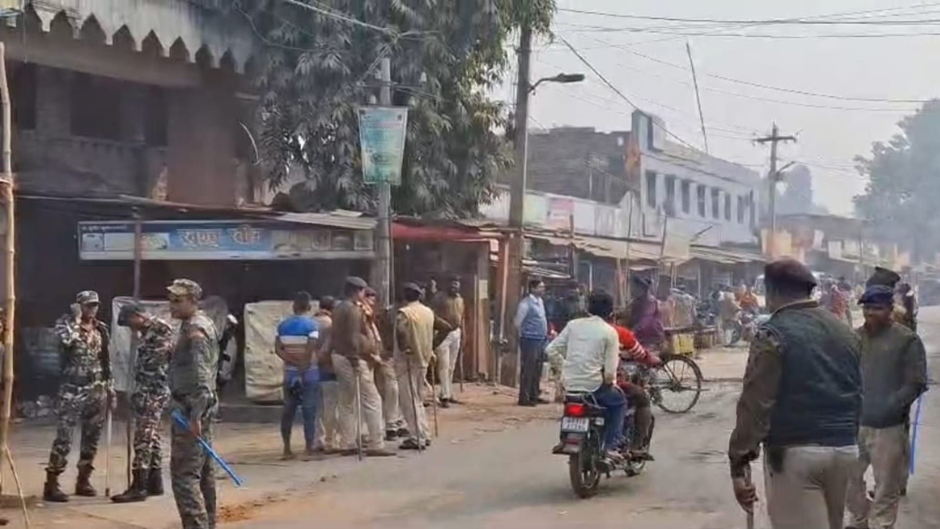 Bihar News: Chaos after arrest of liquor mafia in Vaishali, stones pelted on police, many injured