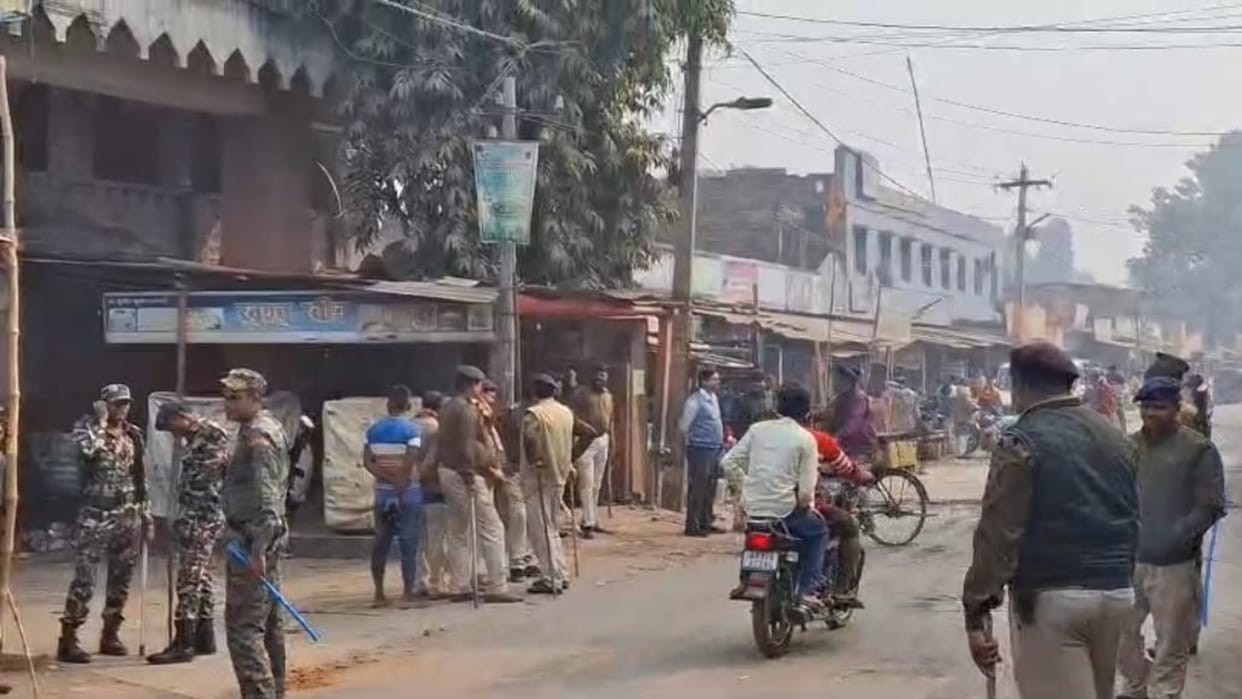 Bihar News: Chaos after arrest of liquor mafia in Vaishali, stones pelted on police, many injured