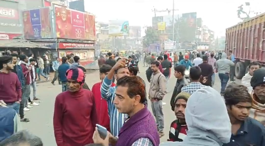 Bihar News: A child going to school was crushed by a truck in Patna, people created a ruckus after his death.