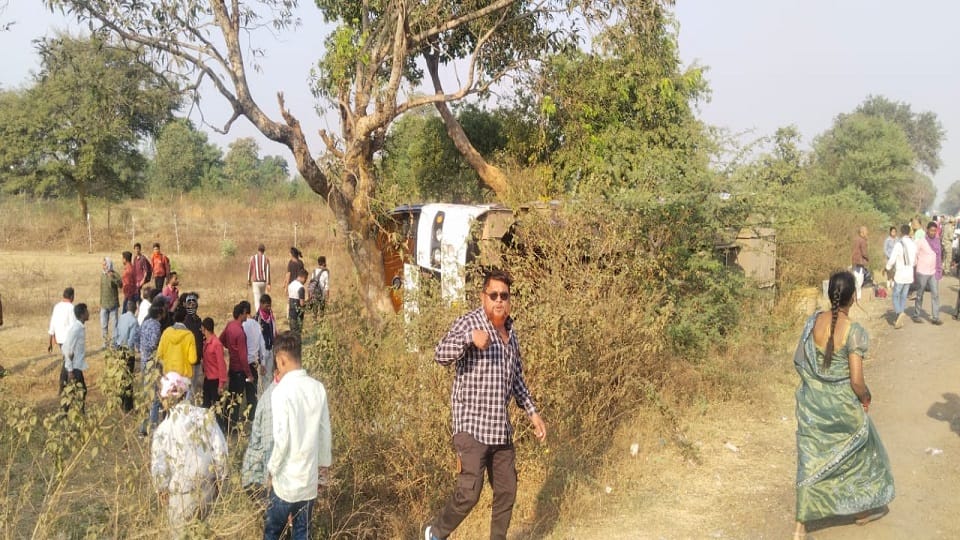 बस पलटने से दो की मौत