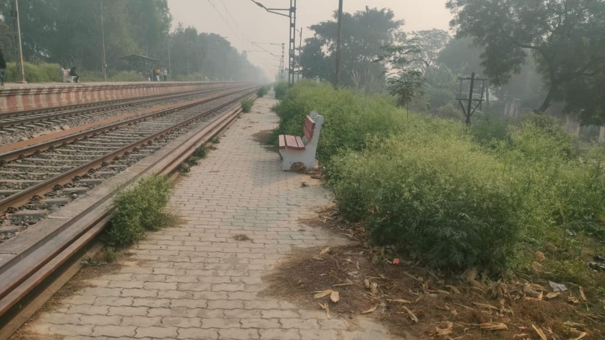 Fearful train journey in Ballia: Chaos at Dalchhapra halt, passengers terrified by bushes