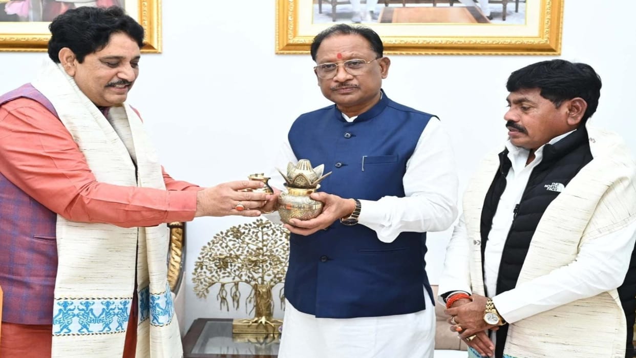 CM Adityanath sent invitation to CM vishnudeo Sai to attend Prayagraj Maha Kumbh 2025