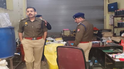 Robbery in Bhopa: Vikas bled by hitting the butt of the gun on his head