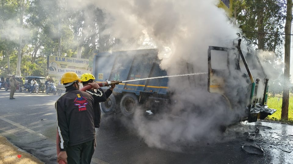 Roorkee News Dumper Caught Fire on Roorkee Laksar highway driver saved his life by jumping