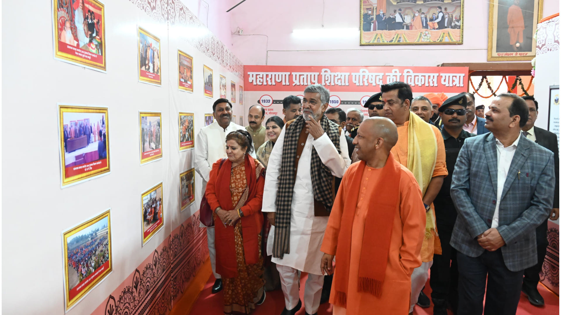 At the conclusion of MP Shiksha Parishad founding ceremony, CM Yogi awarded the children.
