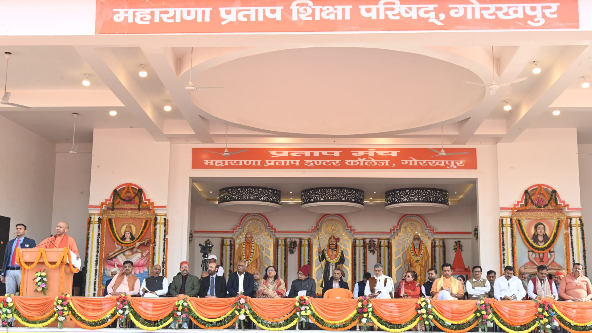 At the conclusion of MP Shiksha Parishad founding ceremony, CM Yogi awarded the children.