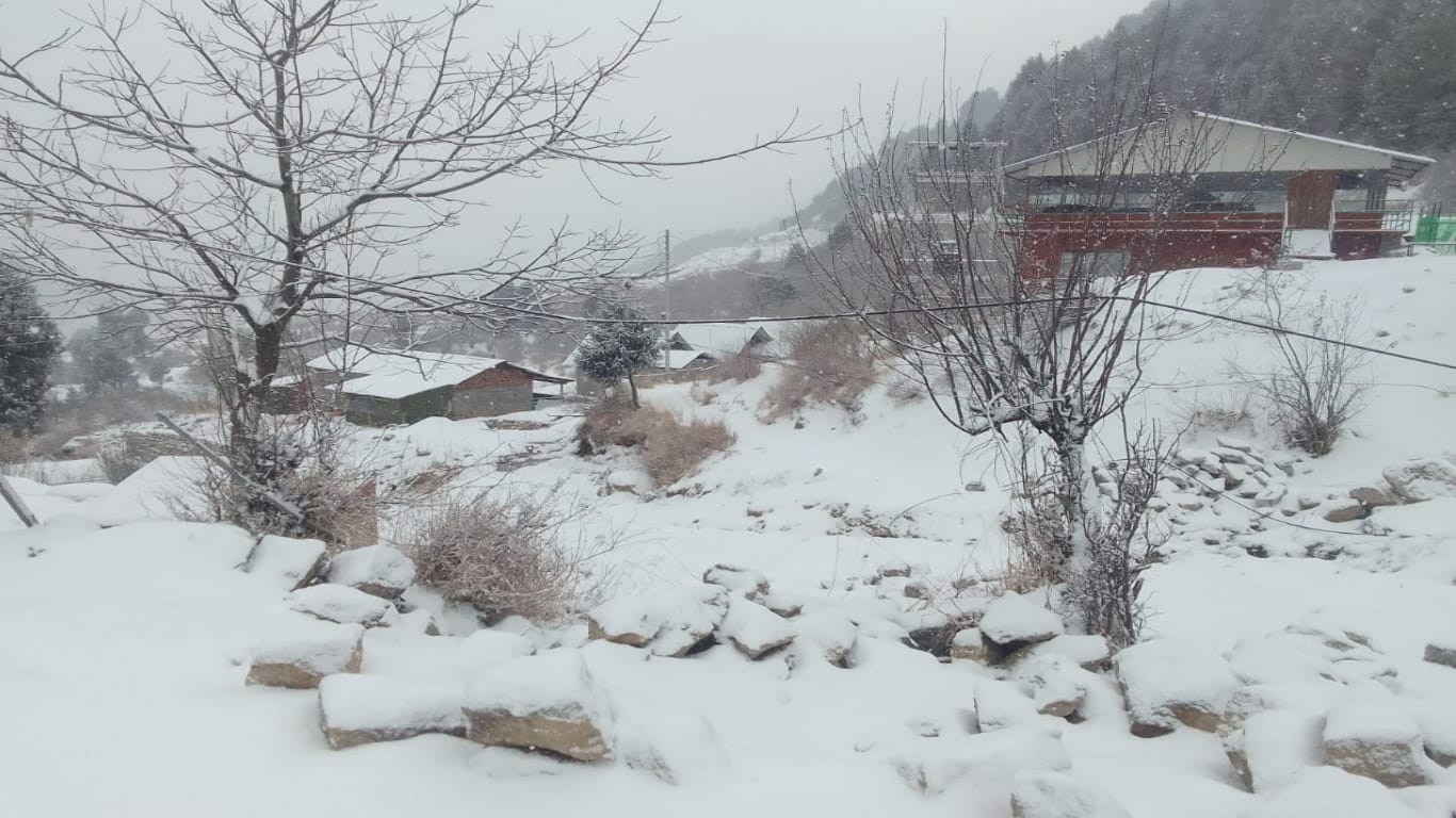 J&K Weather: Water lines frozen in other parts of the valley, temperature in Srinagar reached minus 5.3 degree
