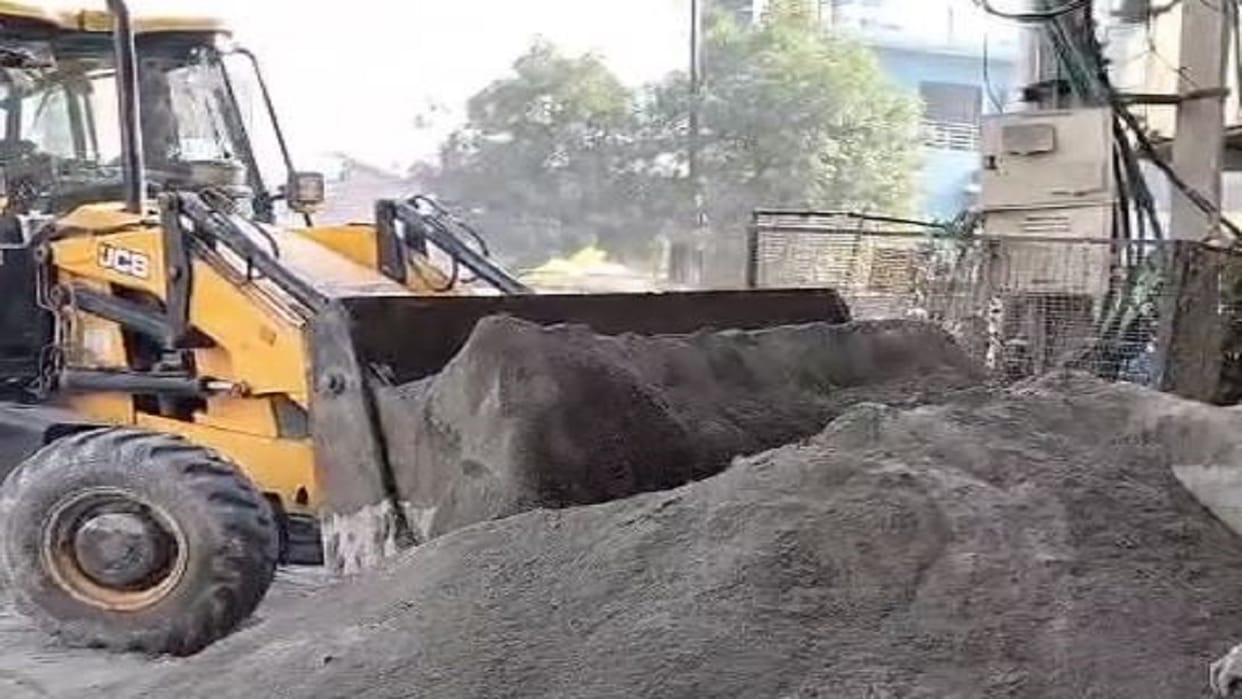Bulldozer runs on encroachment in Shahjahanpur