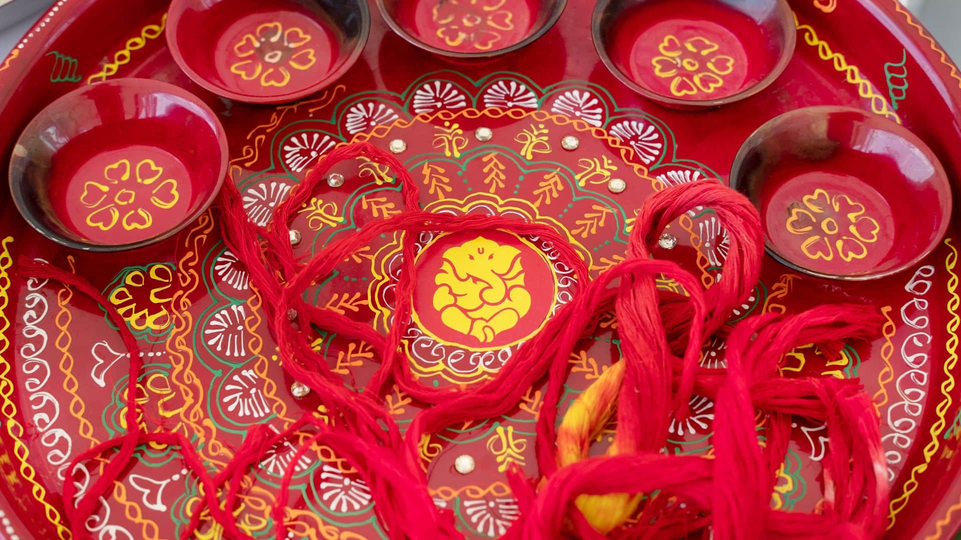 Raksha Sutra Kitni Baar Bandhna Chahiye Know the Auspicious Rules and Meaning