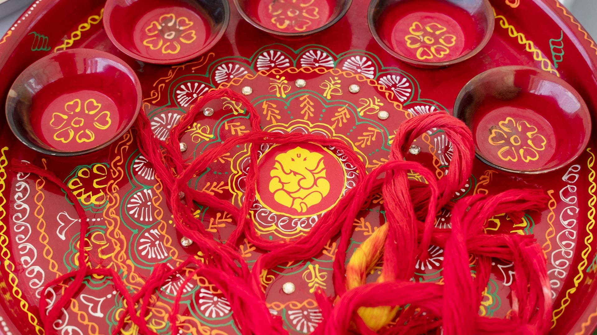 Raksha Sutra Kitni Baar Bandhna Chahiye Know the Auspicious Rules and Meaning