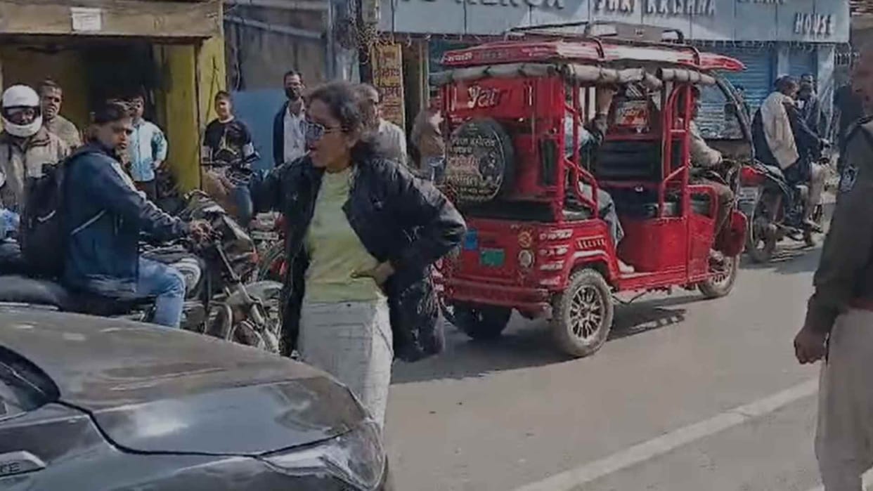 High voltage drama of a girl in front of police station in Gwalior