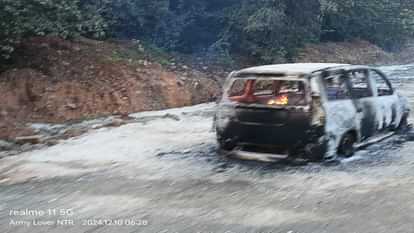 Vehicle set on fire during Naxal strike driver absconded incident took place on Bijapur and Telangana border i