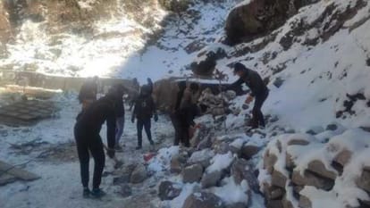Gaurikund-Kedarnath walking route reconstruction work has started still four inches of snow in Dham