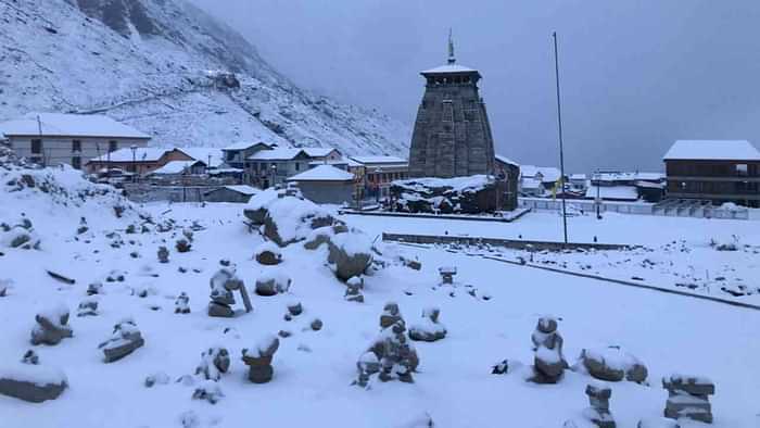 Snowfall In badrinath Kedarnath Three feet fresh snow accumulated in Badrinath Dham Uttarakhand News in hindi