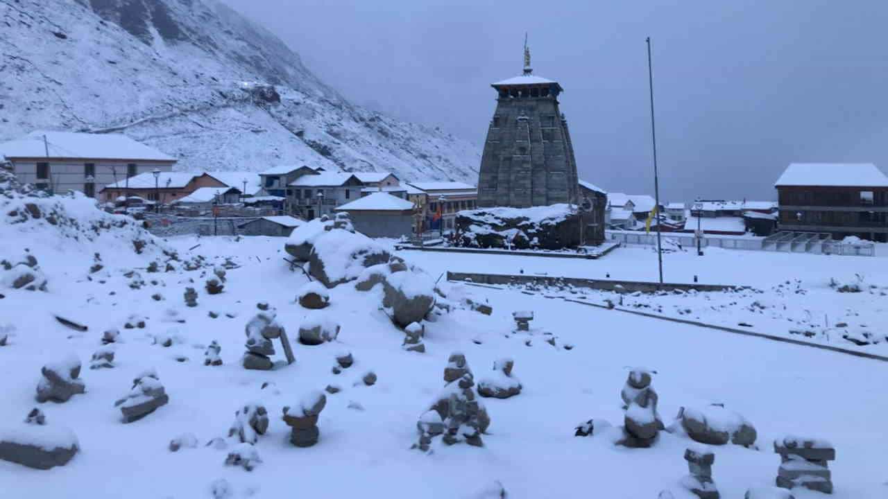 Snowfall In badrinath Kedarnath Three feet fresh snow accumulated in Badrinath Dham Uttarakhand News in hindi