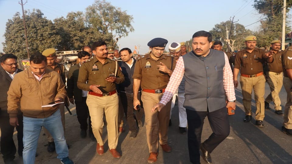 Accident on Mathura-Bareilly highway Canter collides with Magic seven died