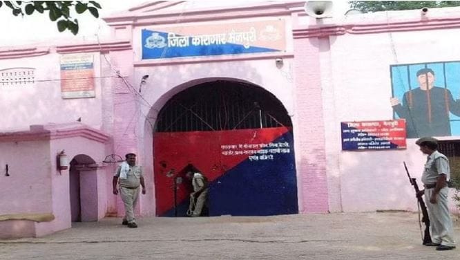Such a thing was found in purse of woman who came to meet prisoner in jail that jail police became alert