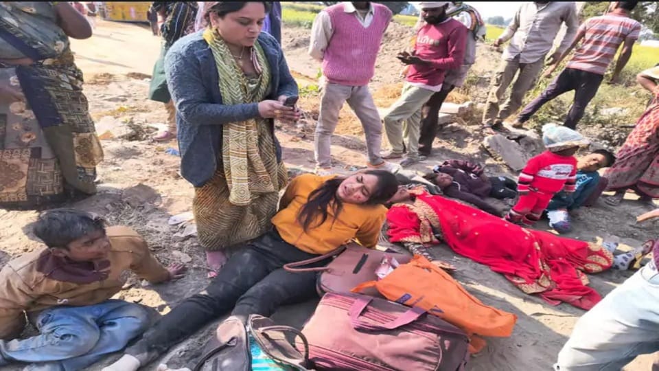 Accident on Mathura-Bareilly highway Canter collides with Magic seven died