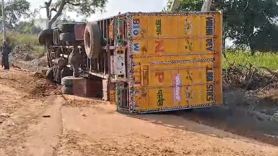 Accident on Mathura-Bareilly highway Canter collides with Magic seven died