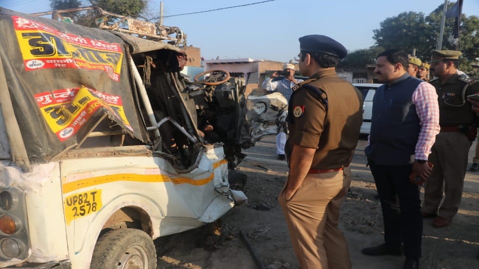 Accident on Mathura-Bareilly highway Canter collides with Magic seven died