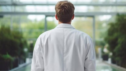 UP में बड़ा Scam: स्वतंत्रता संग्राम सेनानी आश्रित के फेक सर्टिफिकेट से MBBS में एडमिशन, खुलासे से हिल गए अफसर 64 students Admission cancelled after they made fake certificates using fake sign seal and letter number of DM