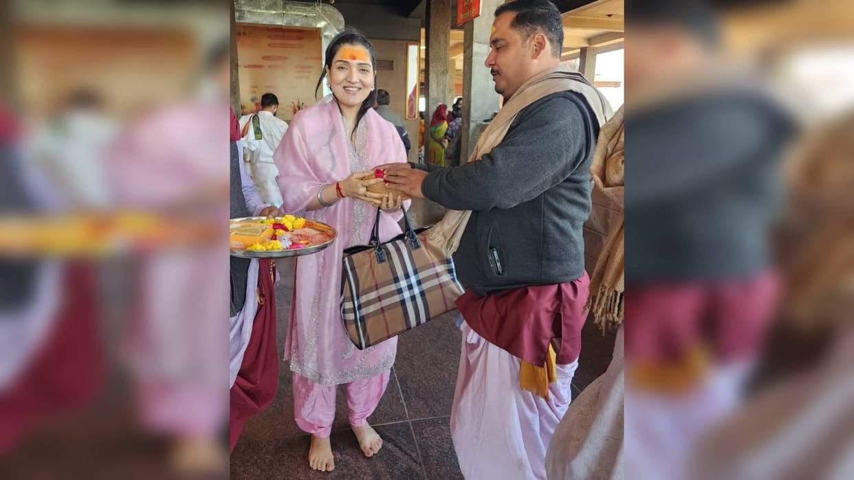 Ujjain Actor Govinda daughter Tina reached court of Mangalnath offered rice to Lord was seen immersed devotion