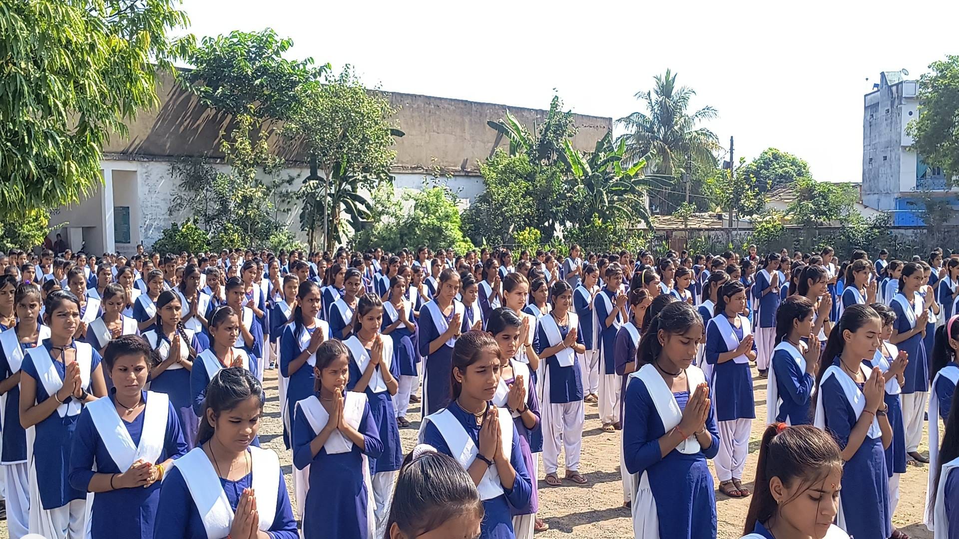 स्कूल की छात्राएं