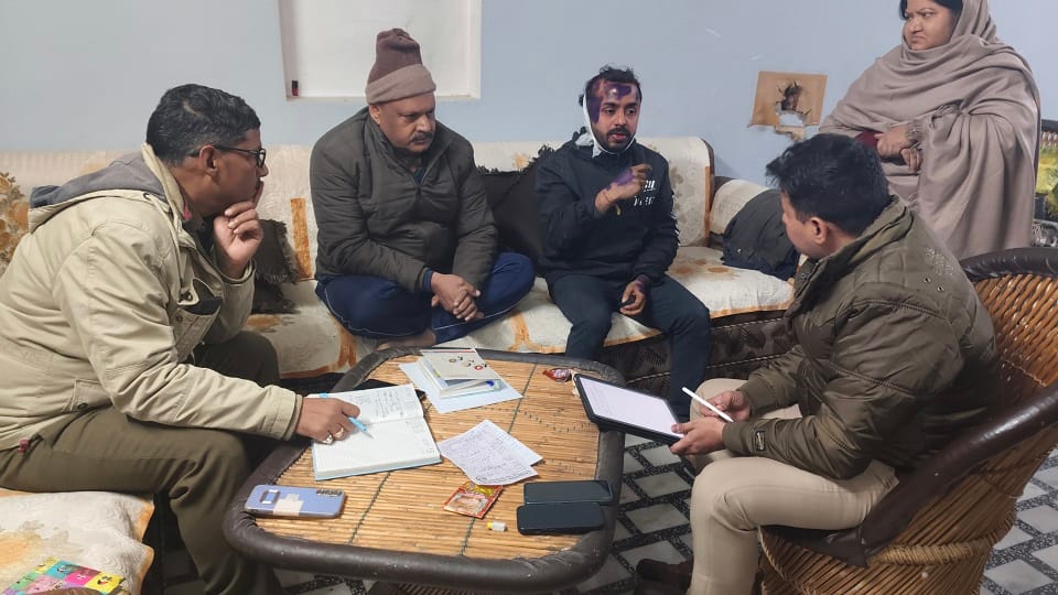 Robbery in Bhopa: Vikas bled by hitting the butt of the gun on his head