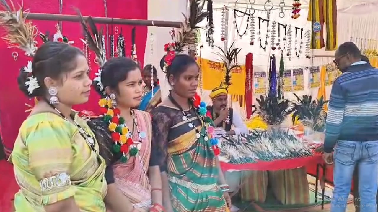 पारंपरिक परिधान में महिलाएं