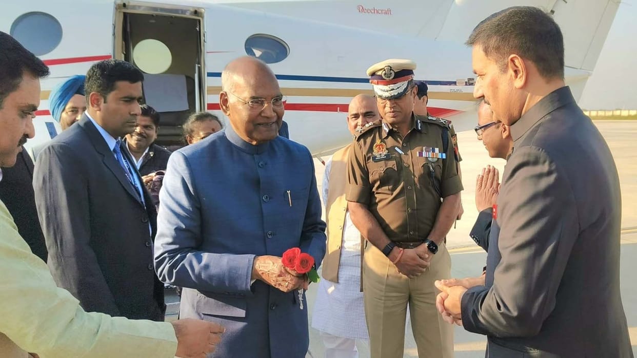 UP: Former President Kovind reached Kanpur, welcomed at the airport