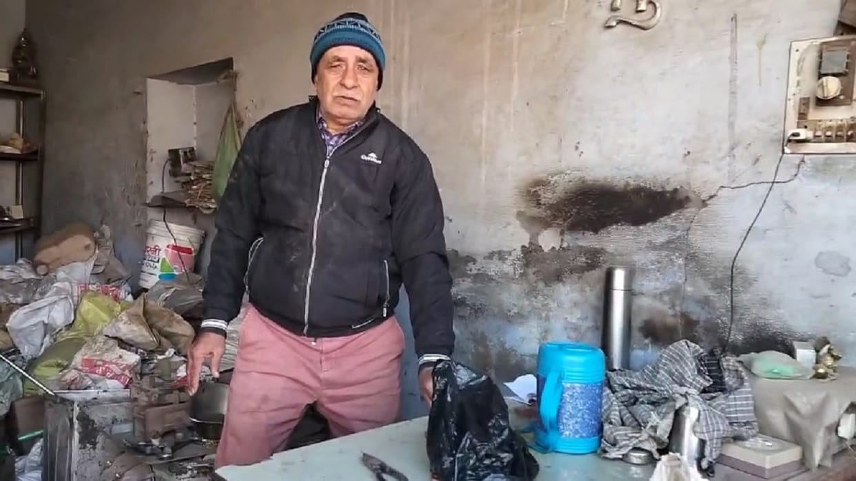 thief stole three lakh rupees from cash box of junk shop in Tohana of Fatehabad