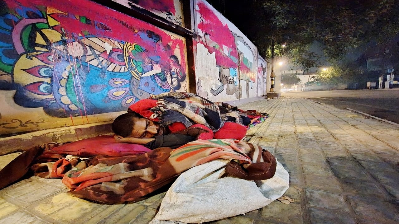 needy people shivering under the open sky night shelters bad condition in bareilly