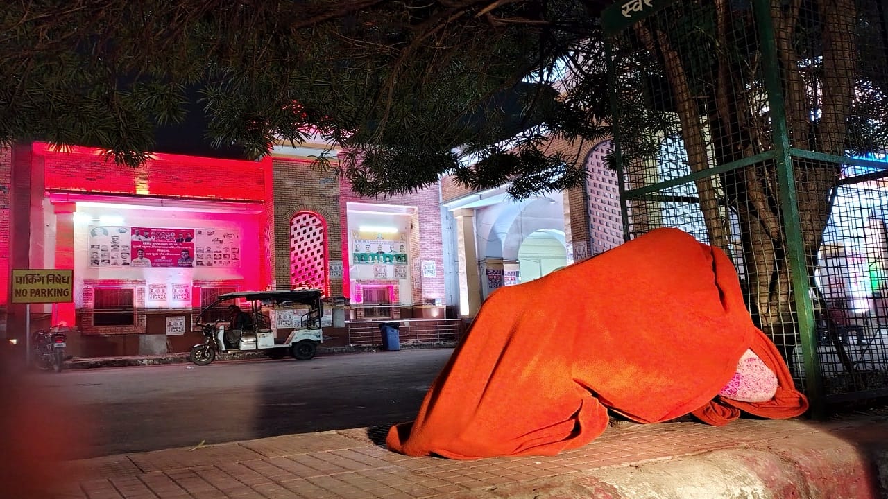 needy people shivering under the open sky night shelters bad condition in bareilly