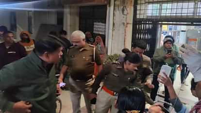 Chittorgarh News : गनमैन ने महिला कांस्टेबल को गोली मारकर खुद को घायल किया, जिला अस्पताल में इलाज जारी Chittorgarh News: Gunman injured himself by shooting female constable, treatment continue in district hospital