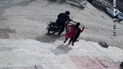 Bikaner News : घर के बाहर सूख रहे महिलाओं के कपड़े चुराकर फरार हुआ बाइक सवार, सीसीटीवी में कैद हुई वारदात Bikaner News: Bike rider absconded after stealing clothes of women drying outside the house, seen in CCT