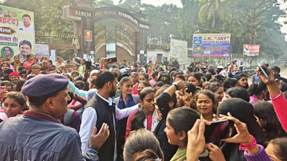 Saharsa News: Ramesh Jha Mahila college students create ruckus, protest on road over result and fee dispute